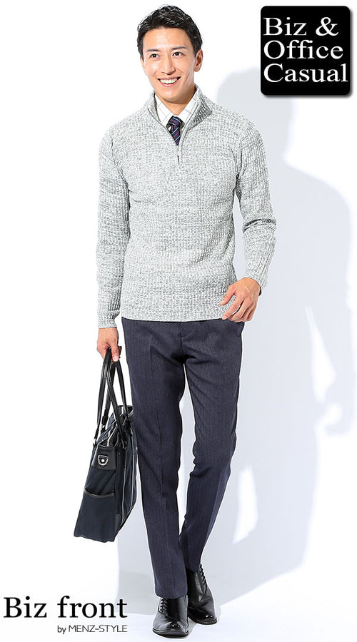 グレーニットとネクタイ、ネイビースラックスを合わせた秋のビジネスカジュアルスタイル