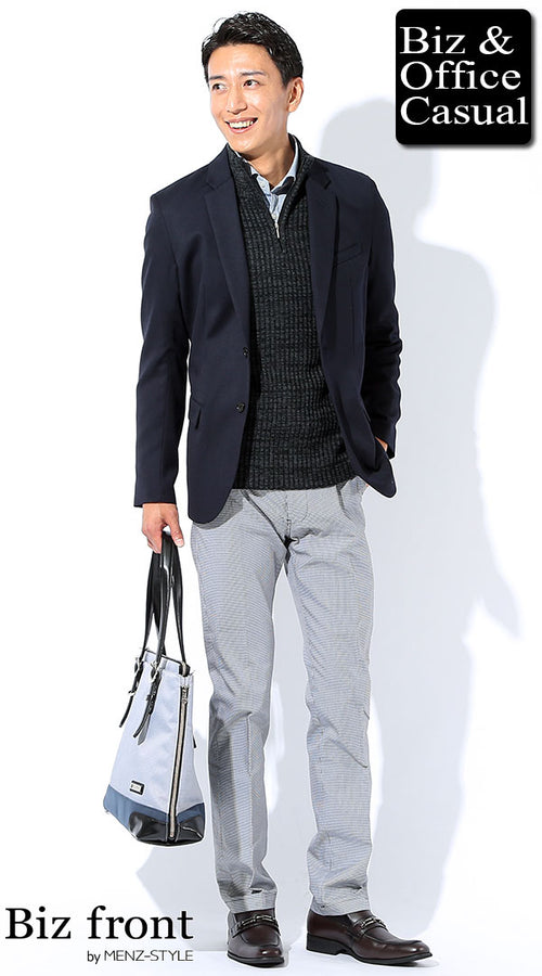 ネイビージャケットとニット、チェック柄のスラックスを合わせた冬のオフィスカジュアルコーデ