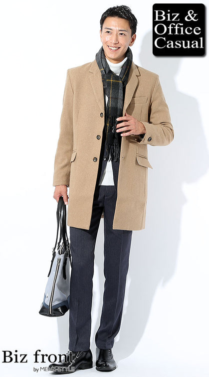 ベージュチェスターコート×白ニット×ネイビースラックスの上品なクリスマスディナーコーデデ