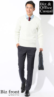 ホワイトVネックニットセーター×ネイビースラックスの爽やかビジネスコーデ例