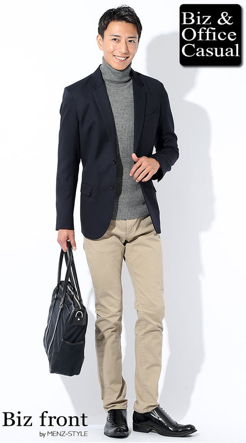メンズにおすすめのウールジャケット通勤コーデ。グレータートルネック×ネイビージャケット×ベージュパンツ