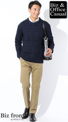 ベージュスラックスのコーデ例