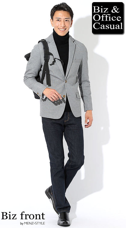 ライトグレージャケットと黒タートルネックにインディゴデニムを合わせた上品な大人カジュアルコーデ。