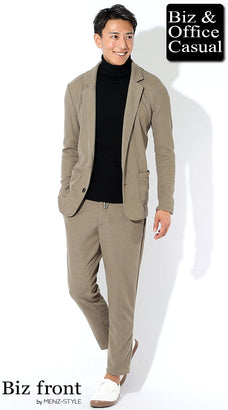 ベージュセットアップ×黒タートルネック