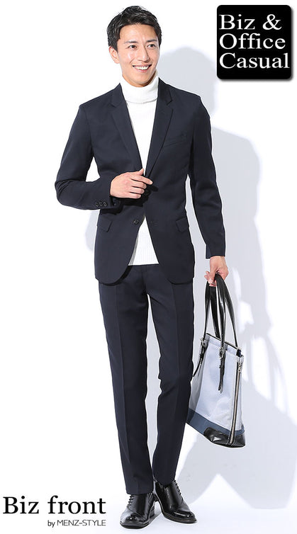 ネイビースーツに白タートルネックセーターを合わせた上品なビジネスコーデ