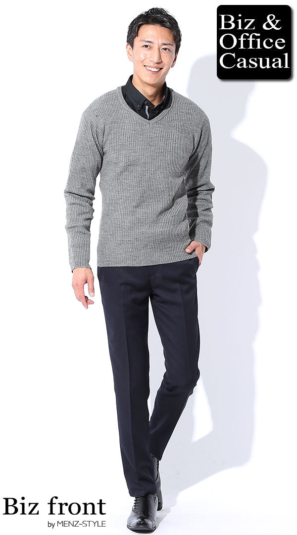 グレーVネックセーター×黒ワイシャツ×ネイビーパンツ　biz17-18aw_1854
