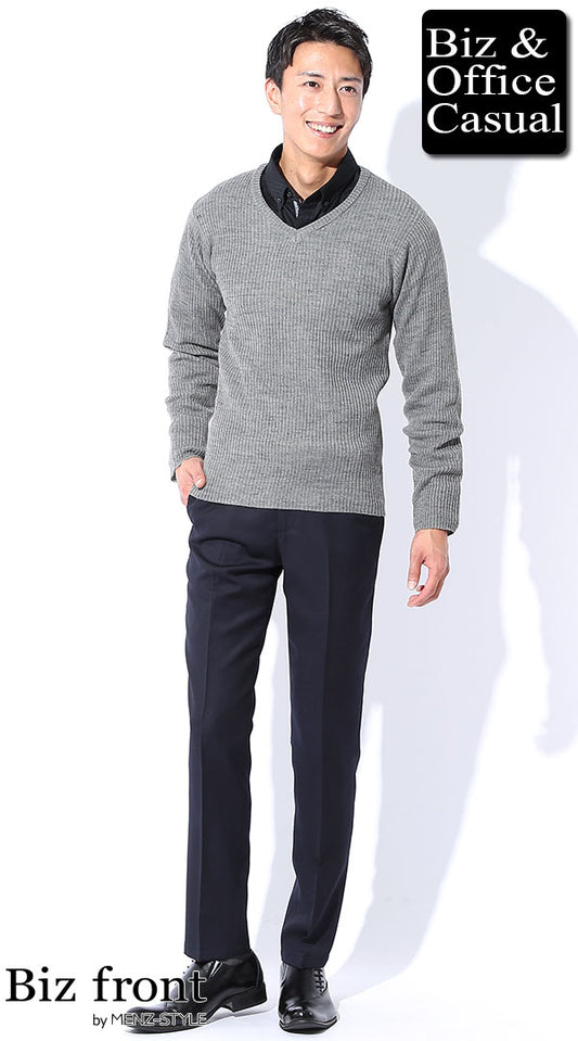 グレーVネックセーター×黒ワイシャツ×ネイビーパンツ　biz17-18aw_1858