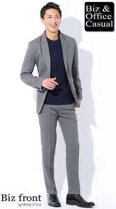 カジュアルスーツとセーターのコーデ例