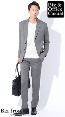 グレースーツと白のニット・セーターカーディガンのコーデ例