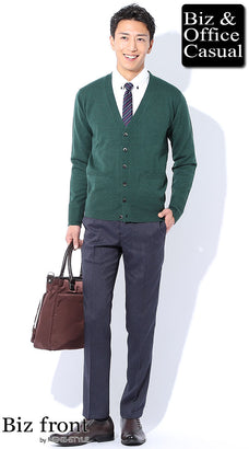 白シャツとカーディガンのコーデ例