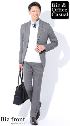 グレースーツと白のニット・セーターカーディガンのコーデ例