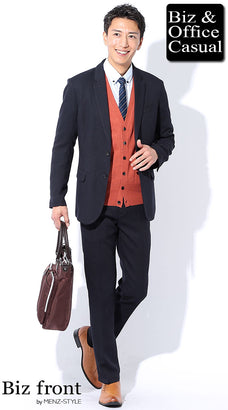 カーディガンとネイビースーツのコーデ例