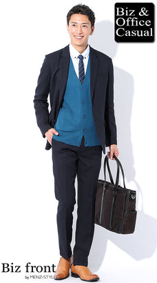 カーディガンとネイビースーツのコーデ例