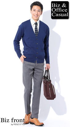 白シャツとカーディガンのコーデ例