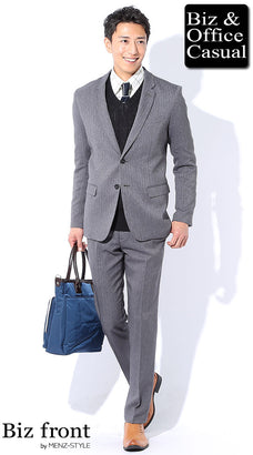 グレースーツと黒のニット・セーターカーディガンのコーデ例