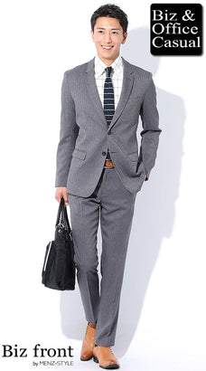 スーツと白シャツのコーデ例