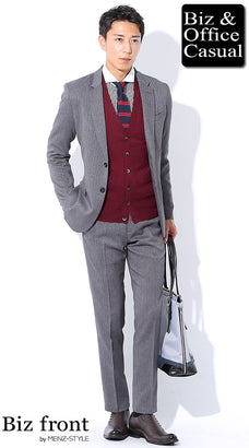 グレースーツとボルドー・ワインレッドのニット・セーターカーディガンのコーデ例