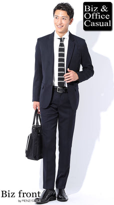 スーツと白シャツのコーデ例