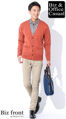 カーディガンとチェックシャツコーデ例