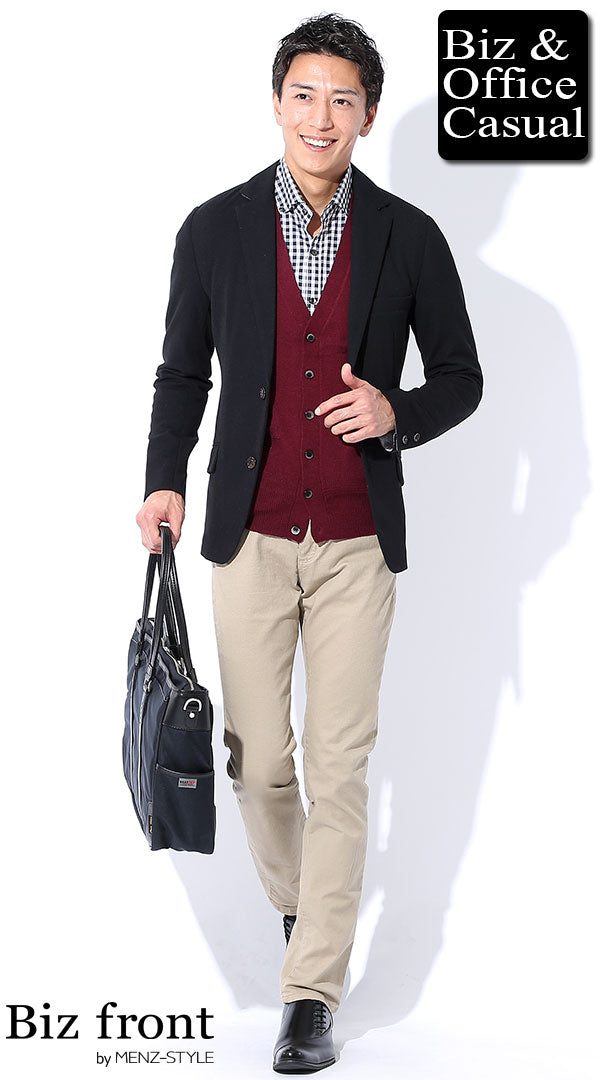 メンズのギンガムチェックシャツをエンジカーディガンとジャケットに重ねた奥行きのあるコーデ