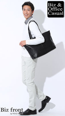 ホワイトVネックニットセーター×グレーパンツの明るいオフィスカジュアルコーデ例