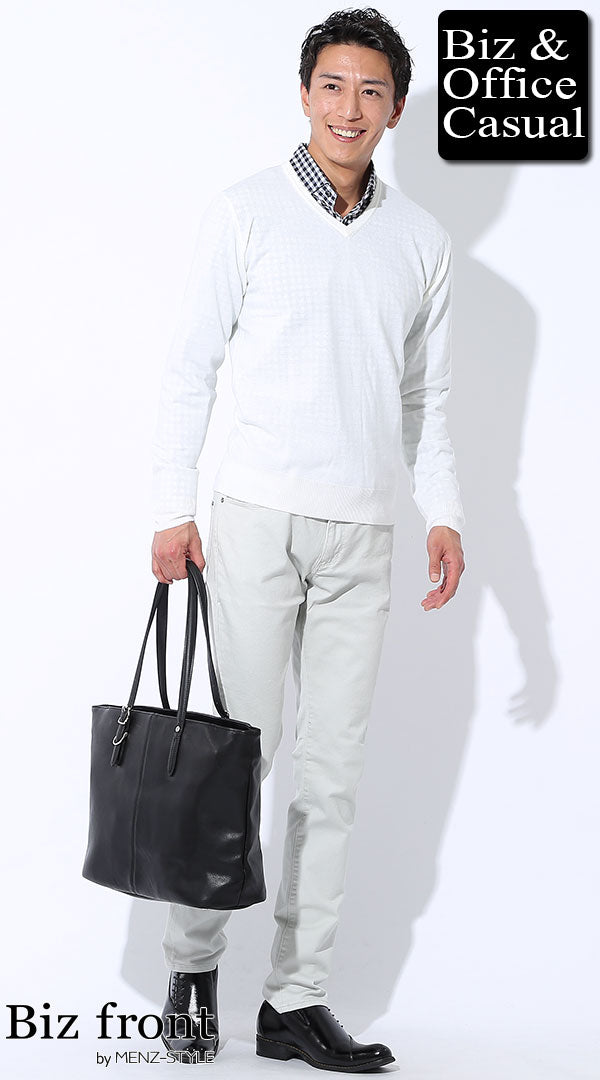 ホワイトセーター×ギンガムチェックシャツ×グレーパンツ×トートバッグ　biz17-18aw_3521
