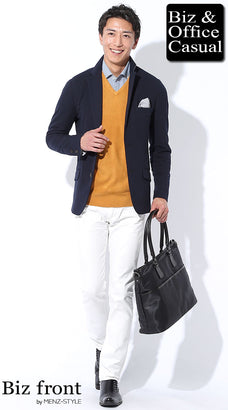 ネイビージャケットと白パンツのコーデ例