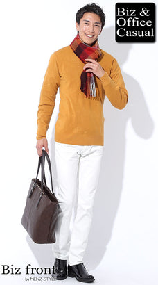 セーターと白パンツのコーデ例