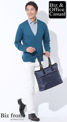 カーディガンと白パンツのコーデ例