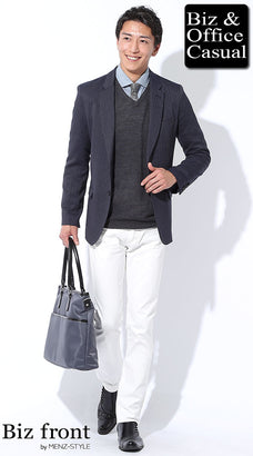 ネイビージャケットと白パンツのコーデ例