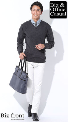 セーターと白パンツのコーデ例