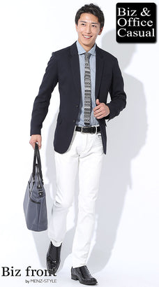 ネイビージャケットと白パンツのコーデ例