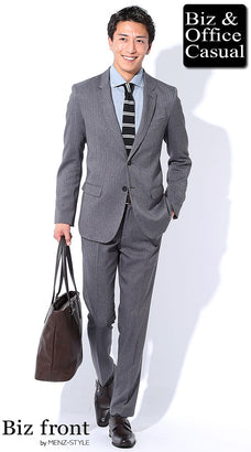 スーツと水色シャツのコーデ例