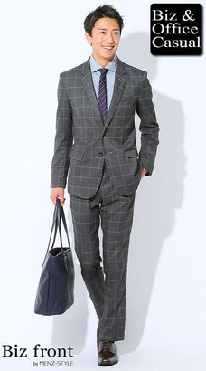 スーツと水色シャツのコーデ例