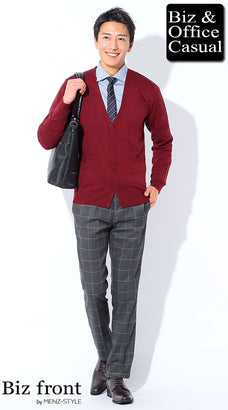 カーディガンと水色シャツのコーデ例