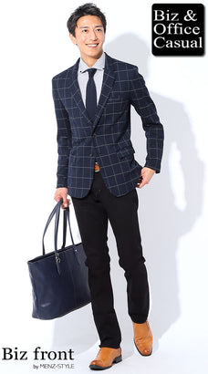 ネイビージャケットと水色シャツのコーデ例