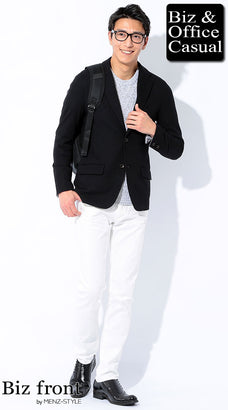 グレージャケットと白パンツのコーデ例