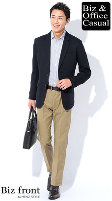 ネイビージャケットと水色シャツのコーデ例