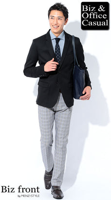 ネイビージャケットと水色シャツのコーデ例