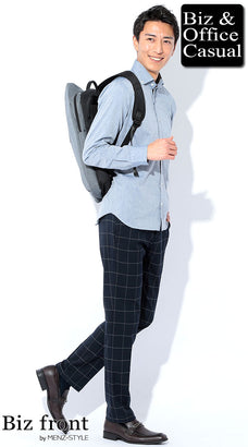 水色シャツに合うネイビーパンツのコーデ例