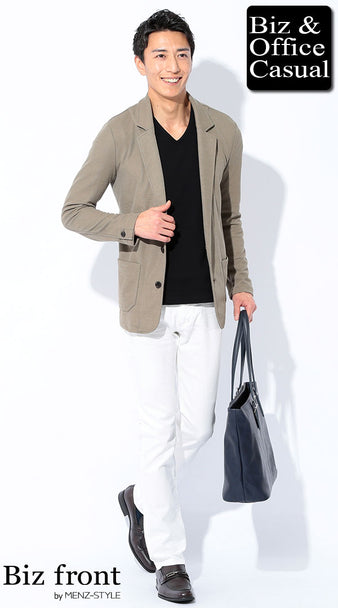 メンズのベージュに合うズボンを使ったコーデ