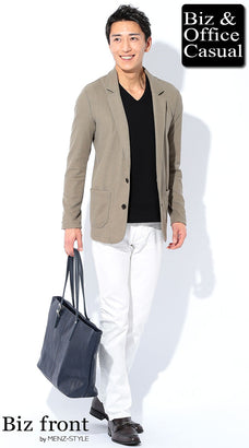 グレージャケットと白パンツのコーデ例