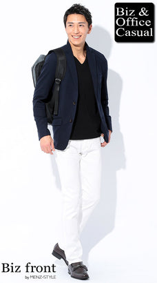 ネイビージャケットと白パンツのコーデ例