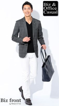 グレージャケットと白パンツのコーデ例