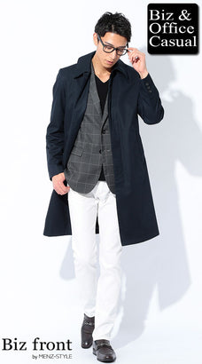 コートと白パンツのコーデ例