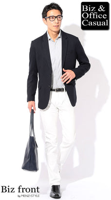 ネイビージャケットと白パンツのコーデ例