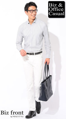 ストライプシャツと白パンツのコーデ例