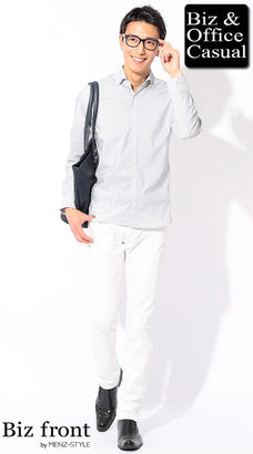 ストライプシャツと白パンツのコーデ例