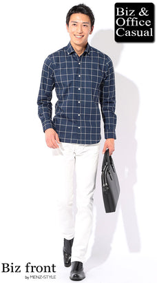 白パンツと紺・ネイビーシャツのコーデ例