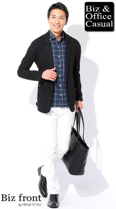 グレージャケットと白パンツのコーデ例